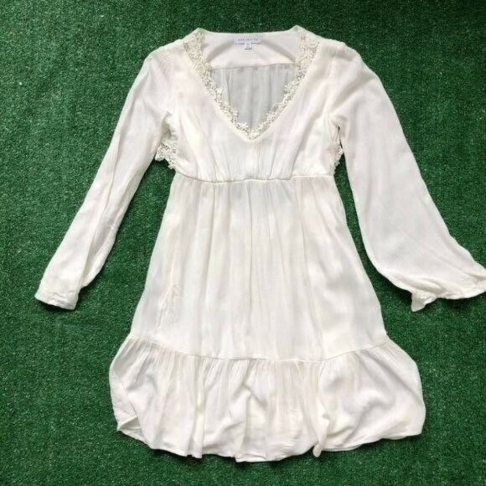 Socialite White Dress w/crochet & open back Size XS - Picture 4 of 7